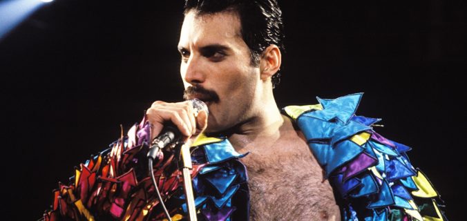 Freddie Mercury che canta